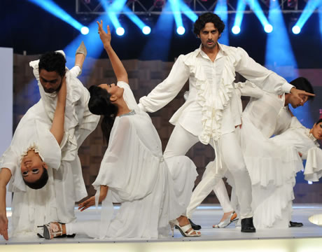 Performance by Amina and Mohib at Lux Style Awards 2011