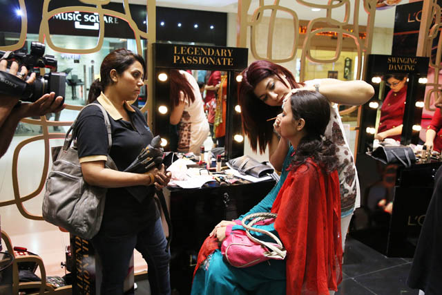 L_OrÃ©al Paris Make-up Expert Saba Ansari giving a live make-over to a patron