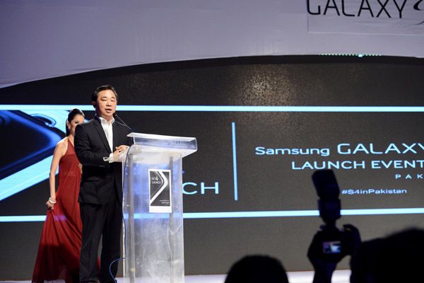 Samsung Introduces the GALAXY S4 in an Electrifying Event