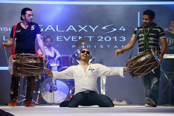 Samsung Introduces the GALAXY S4 in an Electrifying Event