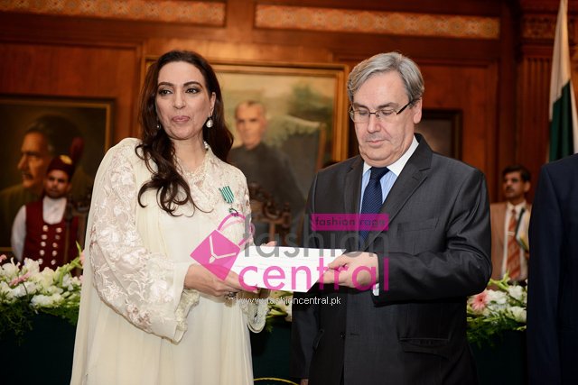 The award being presented to Nilofer Shahid by H.E Mr. Philippe ThiÃ©baud