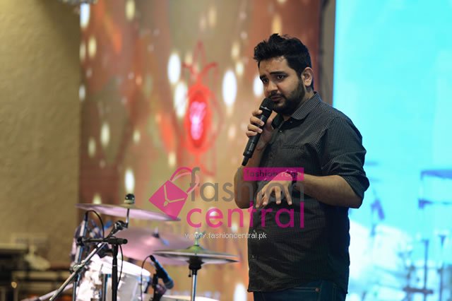 Shehzad Ghias performing