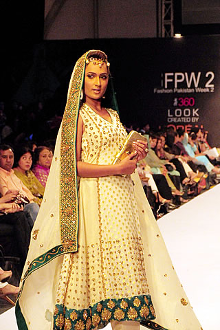 Anum Siraj at Pakistan Fashion Week 2010