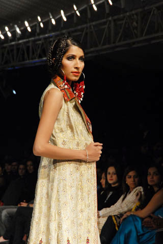 Vaneeza Ahmad showcased Asifa & Nabeel collection
