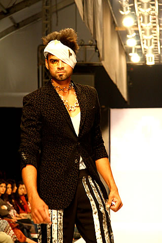 Kash Hussain at Karachi Fashion Week 2010
