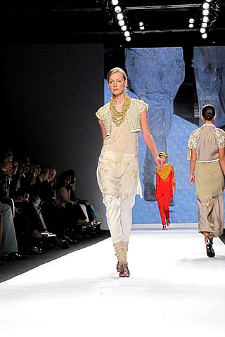 Maheen Khani's collection at Milan Fashion Week 2010