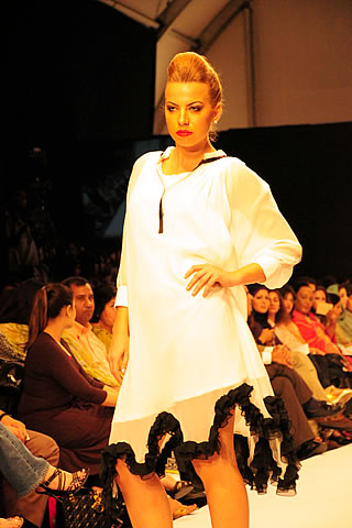 Nida Azwar at Karachi Fashion Week 2010