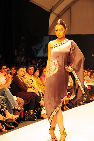 Shehla at Karachi Fashion Week 2010
