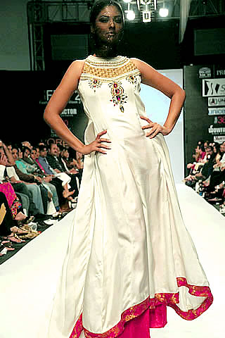 Summiya Warsi & Taheen Perflife at Fashion Pakistan Week 2010