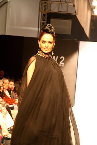 Mehreen Syed at Karachi Fashion Week 2010