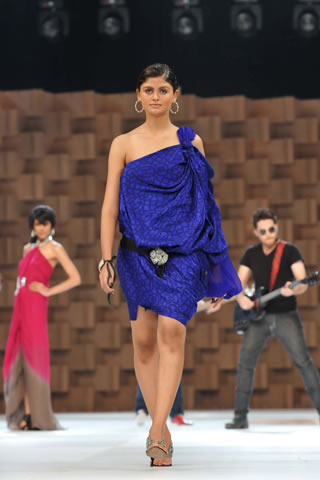 Fashion Show at Lux Style Awards by Sana Safinaz
