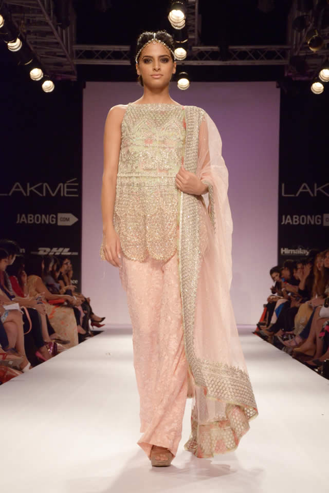 Zara Shahjahan showcased her latest collection at LakmÃ© Fashion Week