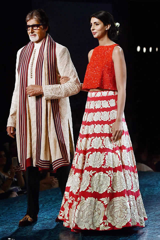 Amitabh Bachchan with Daughter 2015 Mijwan collection